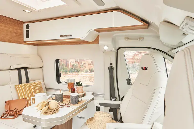 Pilote Premium V630J Dining Area