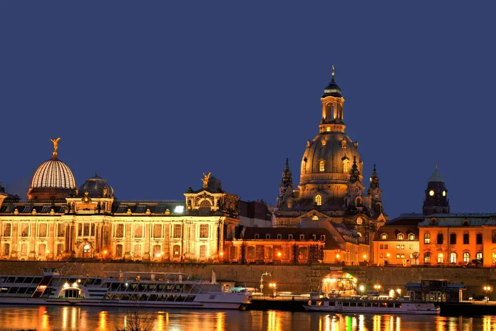 Manda Tour Flyer Dresden At Night