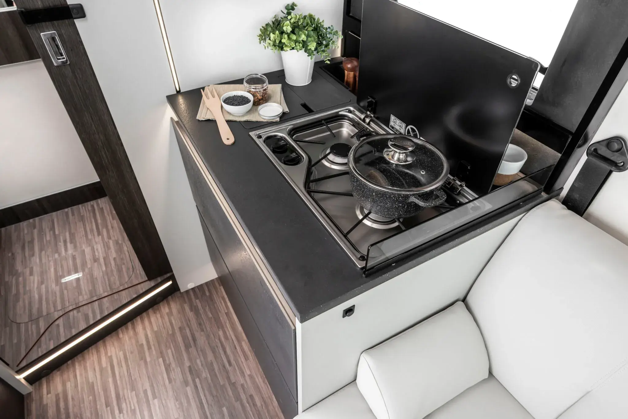 Mobilvetta Kea Kompact 55 Motorhome Kitchen