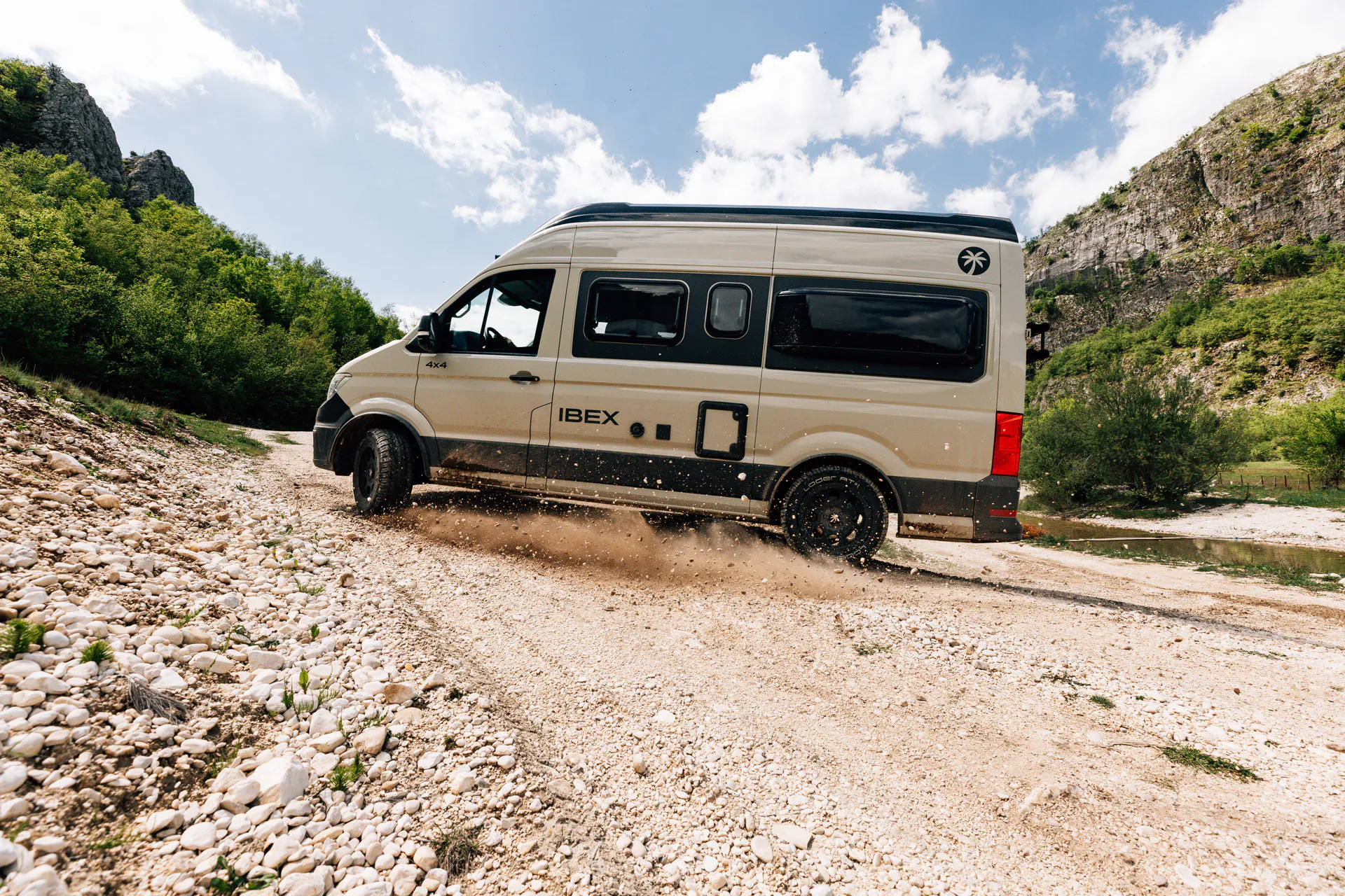 IBEX-VW-CRAFTER-26-4898_96dpi.jpg.webp (1)