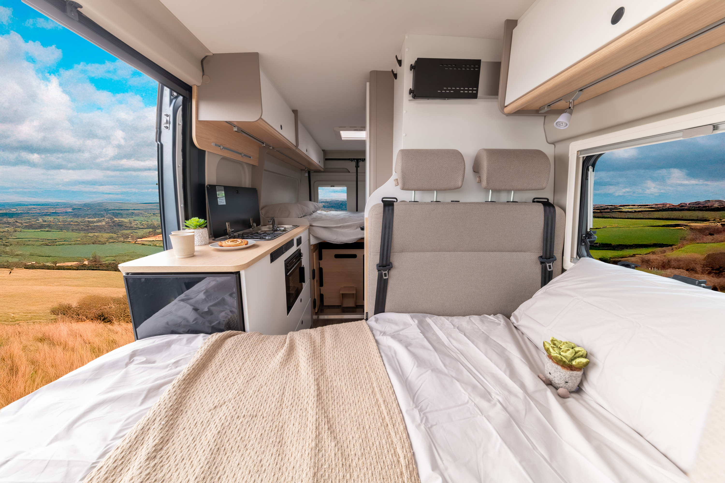 Elddis Whirlwind GTV front bed.jpg