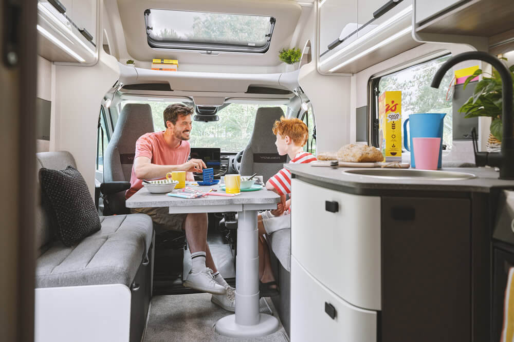 voyager-584-dining-area.jpg