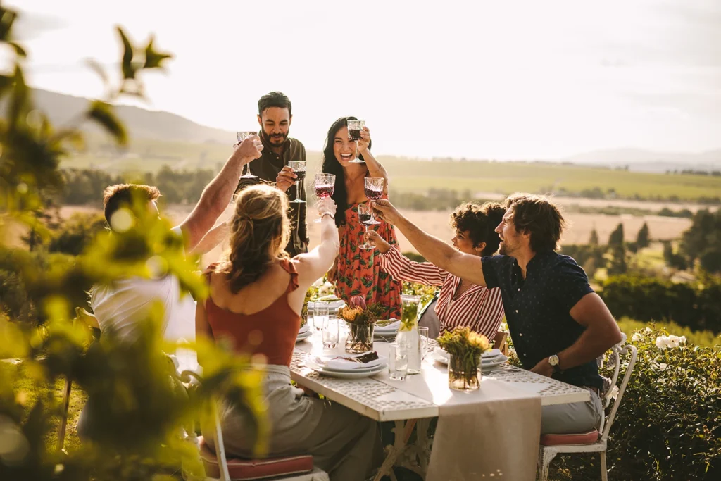 group_drinking_wine_vineyard-1600px-1024x683.webp
